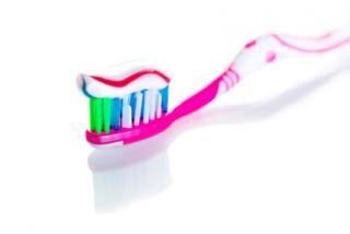 6 Astuces  avec du ... Dentifrice. 